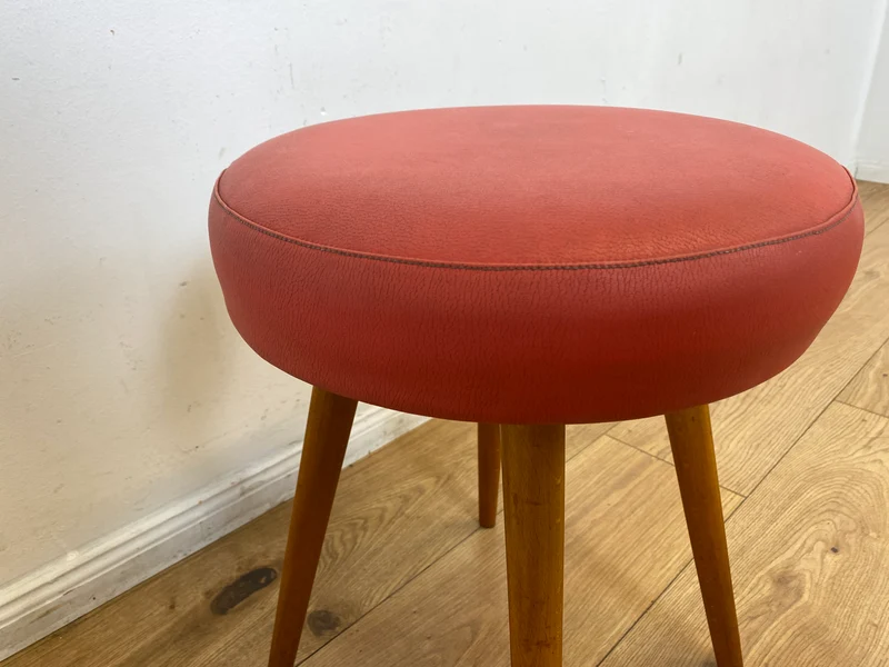 WMK I Sehr hübscher skandinavischer Mid-Century mit rotem Kunstleder Bezug und konischen Füßen