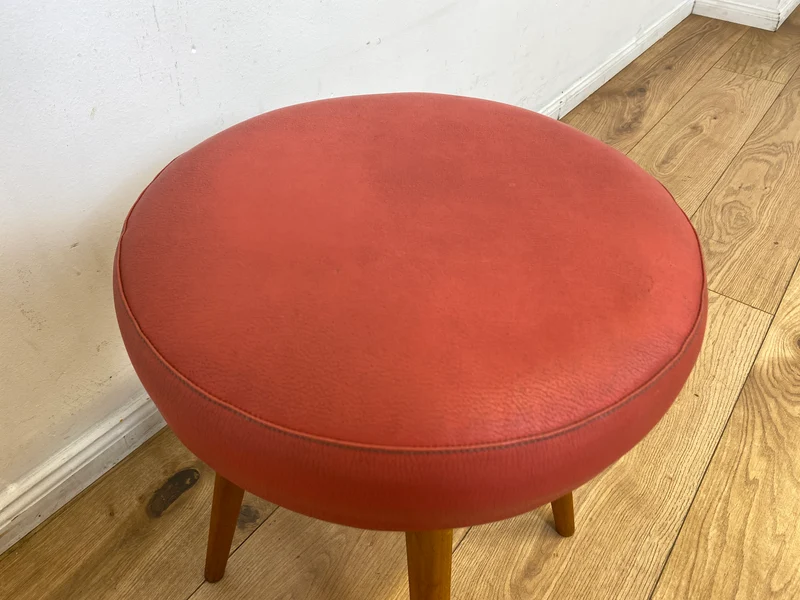 WMK I Sehr hübscher skandinavischer Mid-Century mit rotem Kunstleder Bezug und konischen Füßen
