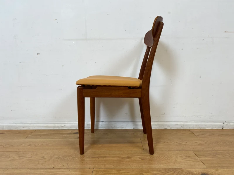 WMK I Stilvoller skandinavischer Mid-Century Designer Esszimmerstuhl von Farstrup aus Teakholz mit Kunstleder Bezug