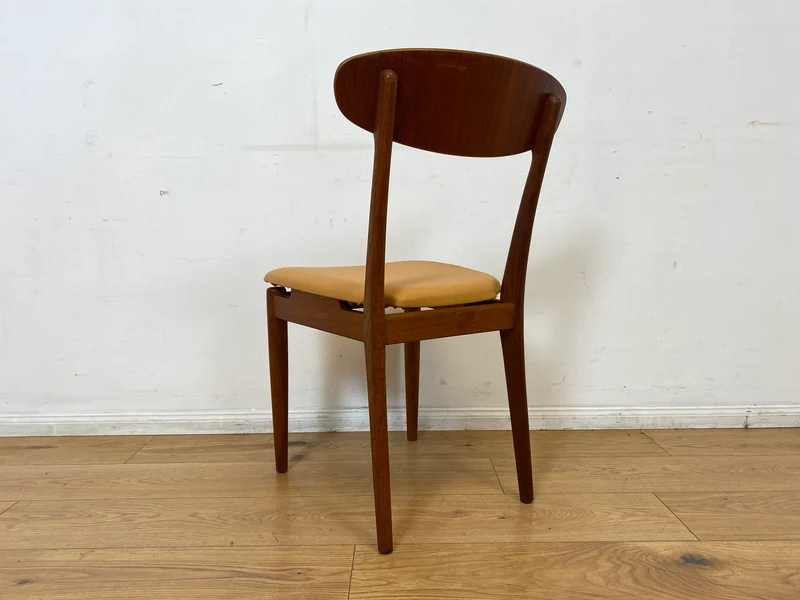 WMK I Stilvoller skandinavischer Mid-Century Designer Esszimmerstuhl von Farstrup aus Teakholz mit Kunstleder Bezug