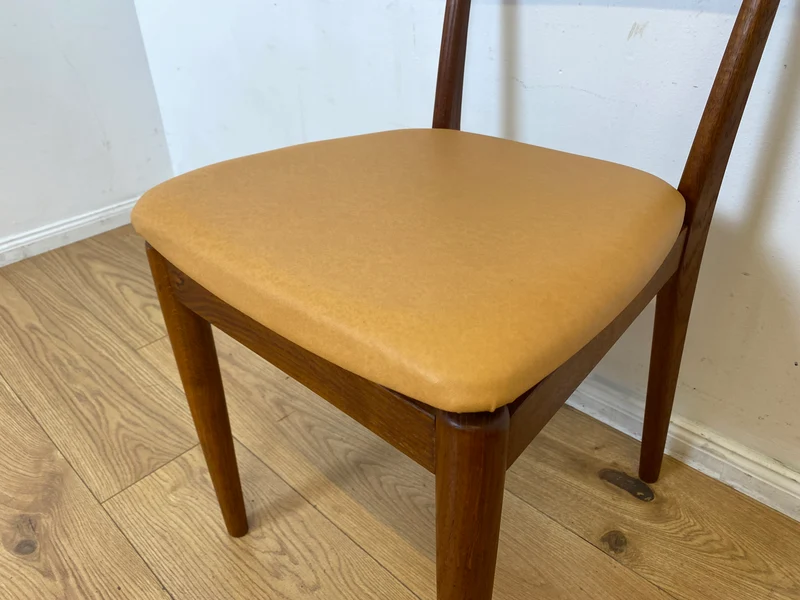WMK I Stilvoller skandinavischer Mid-Century Designer Esszimmerstuhl von Farstrup aus Teakholz mit Kunstleder Bezug