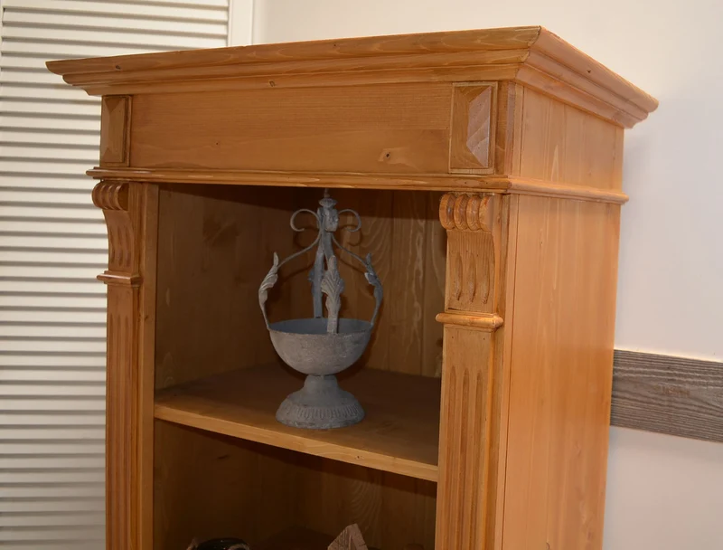 Arvid - Landhaus-Wäscheschrank im Gründerzeit-Stil