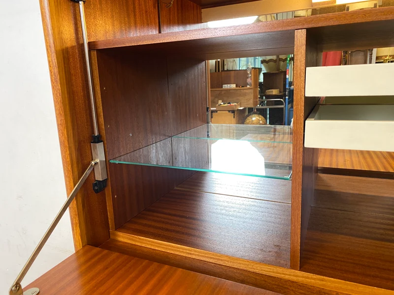 Hochwertiges und gut erhaltenes skandinavisches Highboard in Teakholz mit beleuchtetem Bar Fach & Regal I Barschank Minibar Schrank Bücherschrank Bücherregal Teak Vintage I