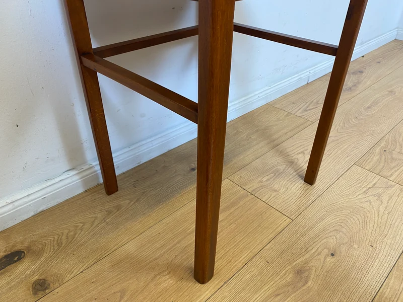 WMK I Edler und gut erhaltener kleiner skandinavischer Mid-Century Beistelltisch in Teakholz I Tisch Ablage Couchtisch Blumentisch Nachttisch Danish Design Vintage 60er Teak I