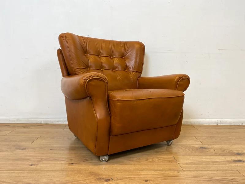 1/2 Schöner und sehr bequemer Mid-Century Sessel mit cognacfarbenem Echtleder Bezug