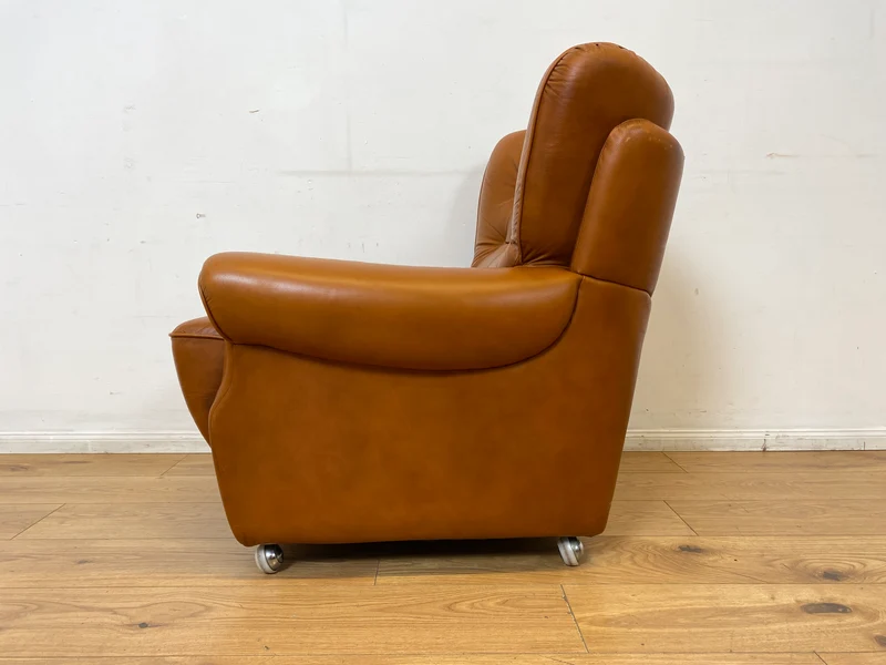 1/2 Schöner und sehr bequemer Mid-Century Sessel mit cognacfarbenem Echtleder Bezug
