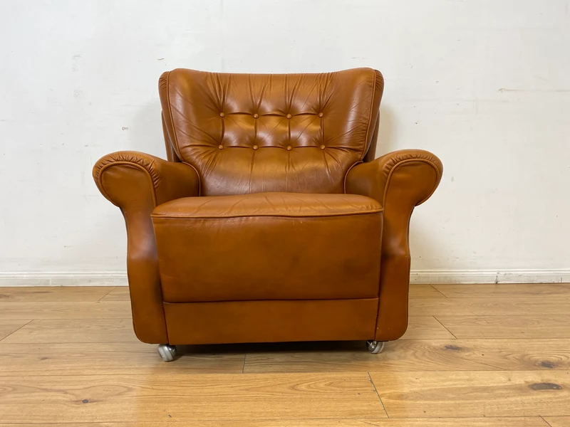 1/2 Schöner und sehr bequemer Mid-Century Sessel mit cognacfarbenem Echtleder Bezug