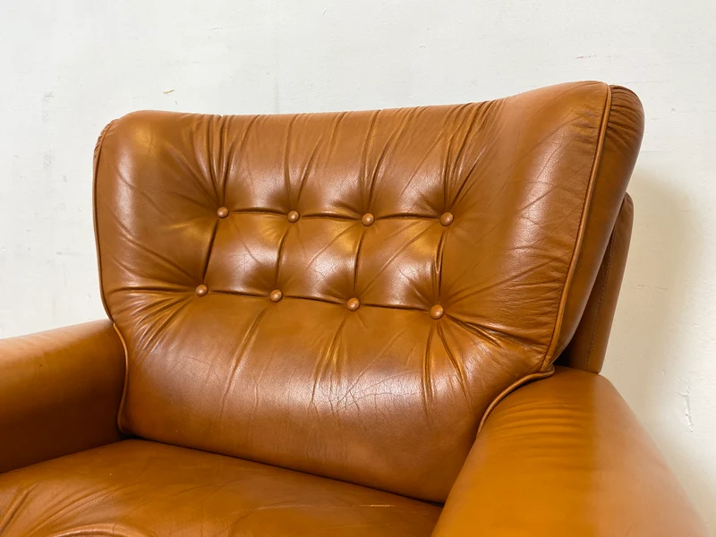 1/2 Schöner und sehr bequemer Mid-Century Sessel mit cognacfarbenem Echtleder Bezug