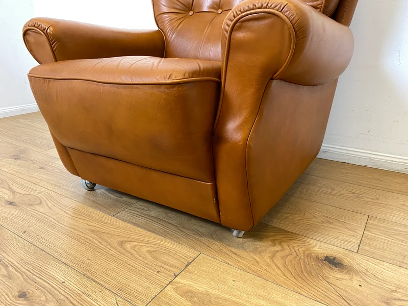 1/2 Schöner und sehr bequemer Mid-Century Sessel mit cognacfarbenem Echtleder Bezug