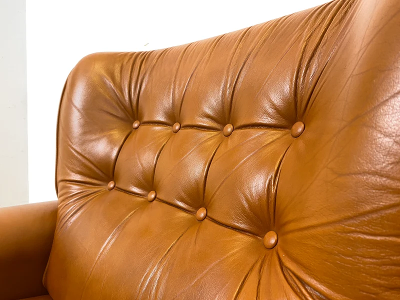1/2 Schöner und sehr bequemer Mid-Century Sessel mit cognacfarbenem Echtleder Bezug