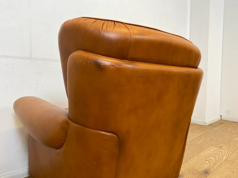 1/2 Schöner und sehr bequemer Mid-Century Sessel mit cognacfarbenem Echtleder Bezug