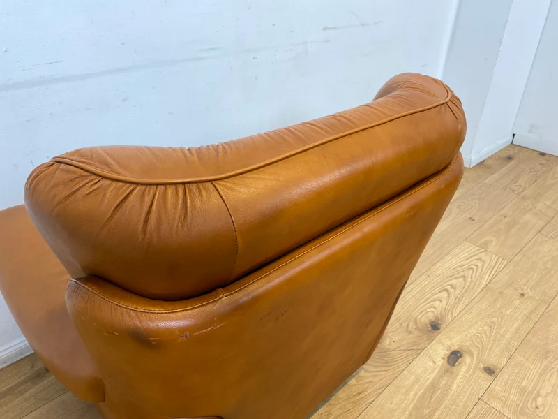 1/2 Schöner und sehr bequemer Mid-Century Sessel mit cognacfarbenem Echtleder Bezug