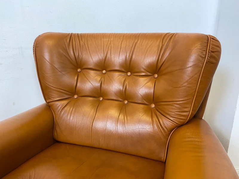 1/2 Schöner und sehr bequemer Mid-Century Sessel mit cognacfarbenem Echtleder Bezug