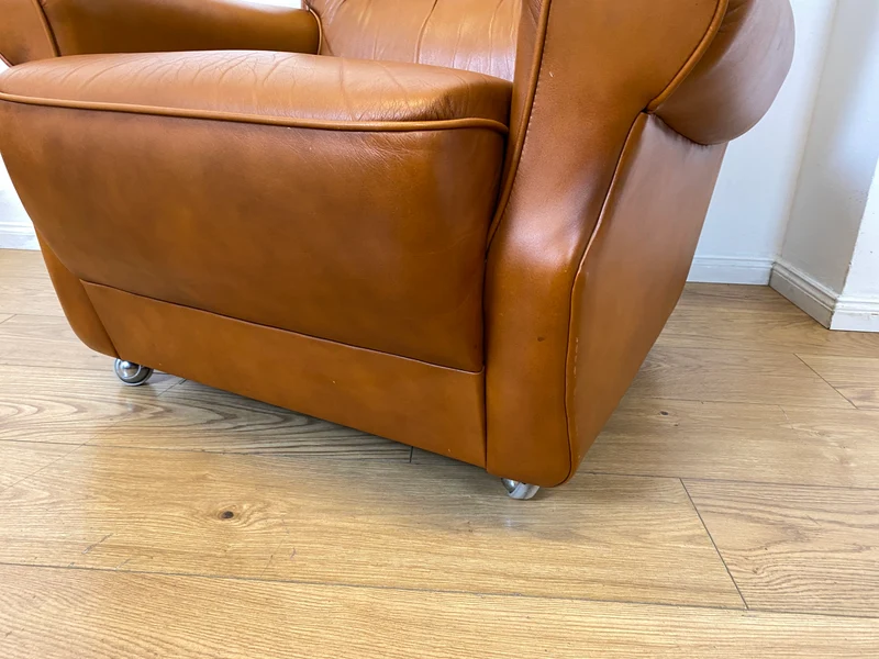 1/2 Schöner und sehr bequemer Mid-Century Sessel mit cognacfarbenem Echtleder Bezug