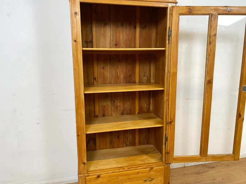 WMK I Eleganter antiker Schrank aus massivem Kiefernholz mit Glastüren & Schublade