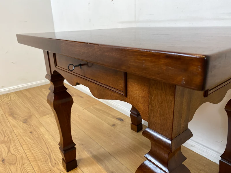 Außergewöhnlicher kleiner Salontisch in spanischem Landhausstil aus vollem Holz mit fein gedrechselten Tischbeinen und Schublade