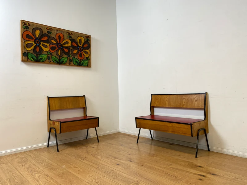 Sehr schöne und gut erhaltene 60er Jahre Sitzbank in Eichenholz mit pflegeleichter roter Kunststoffbeschichtung