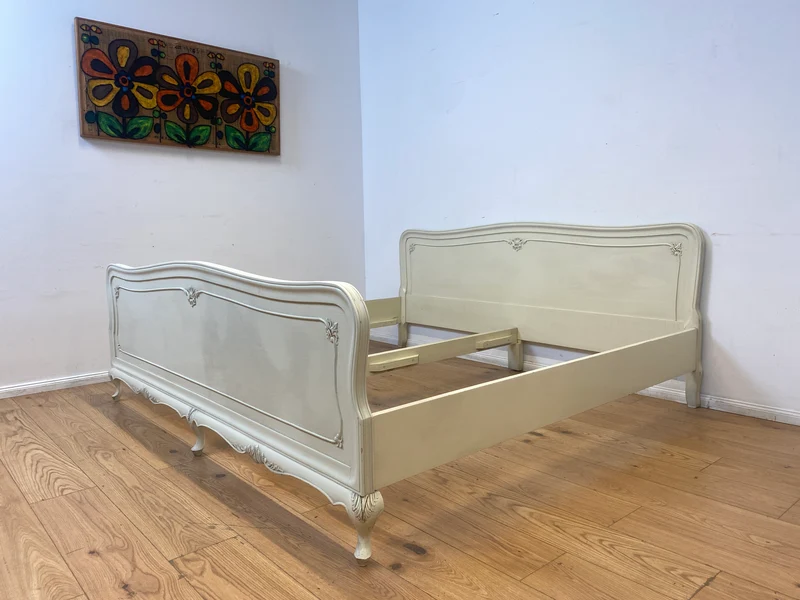 WMK I Formschönes handverziertes weißes 50er Jahre Chippendale Doppelbett für 200x195 oder 2x 100x195 cm Matratzen