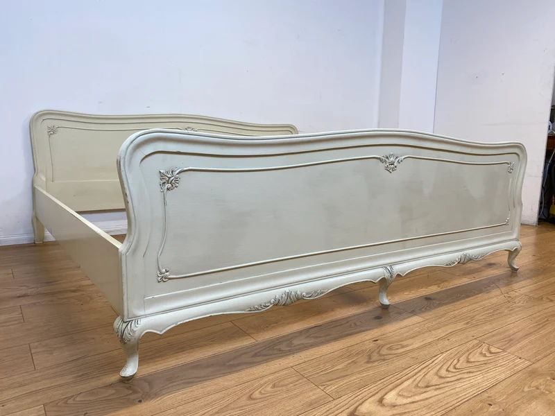 WMK I Formschönes handverziertes weißes 50er Jahre Chippendale Doppelbett für 200x195 oder 2x 100x195 cm Matratzen