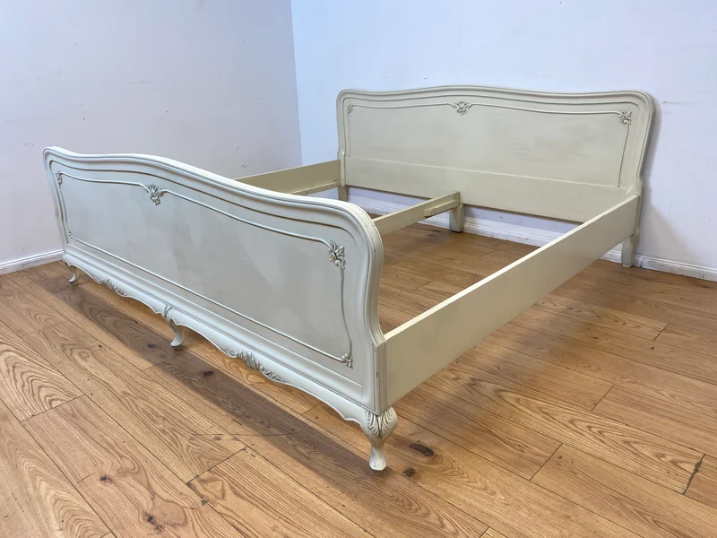 WMK I Formschönes handverziertes weißes 50er Jahre Chippendale Doppelbett für 200x195 oder 2x 100x195 cm Matratzen