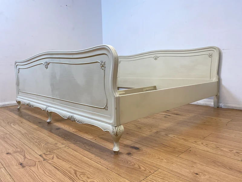 WMK I Formschönes handverziertes weißes 50er Jahre Chippendale Doppelbett für 200x195 oder 2x 100x195 cm Matratzen