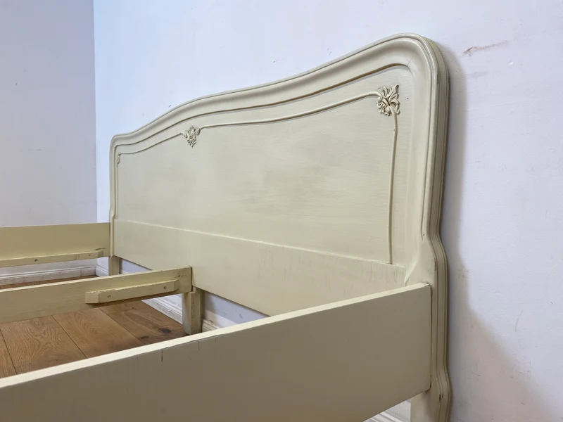 WMK I Formschönes handverziertes weißes 50er Jahre Chippendale Doppelbett für 200x195 oder 2x 100x195 cm Matratzen