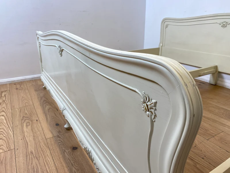 WMK I Formschönes handverziertes weißes 50er Jahre Chippendale Doppelbett für 200x195 oder 2x 100x195 cm Matratzen
