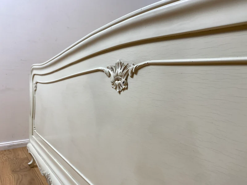 WMK I Formschönes handverziertes weißes 50er Jahre Chippendale Doppelbett für 200x195 oder 2x 100x195 cm Matratzen