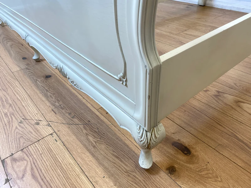 WMK I Formschönes handverziertes weißes 50er Jahre Chippendale Doppelbett für 200x195 oder 2x 100x195 cm Matratzen