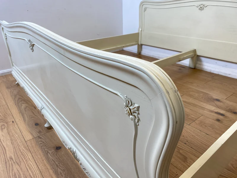 WMK I Formschönes handverziertes weißes 50er Jahre Chippendale Doppelbett für 200x195 oder 2x 100x195 cm Matratzen