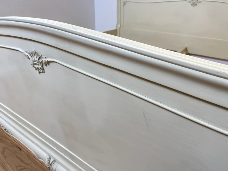 WMK I Formschönes handverziertes weißes 50er Jahre Chippendale Doppelbett für 200x195 oder 2x 100x195 cm Matratzen