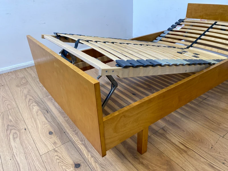 WMK I Stilvolles helles Mid-Century Einzelbett von VEB Hellerau aus 1965 mit verstellbarem 90x190 cm Lattenrost