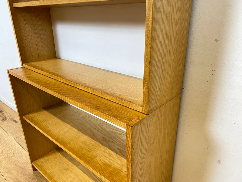 WMK I Schlichtes helles 60er Jahre Bücherregal I Zweiteilig, in Eiche mit weißer Rückwand I