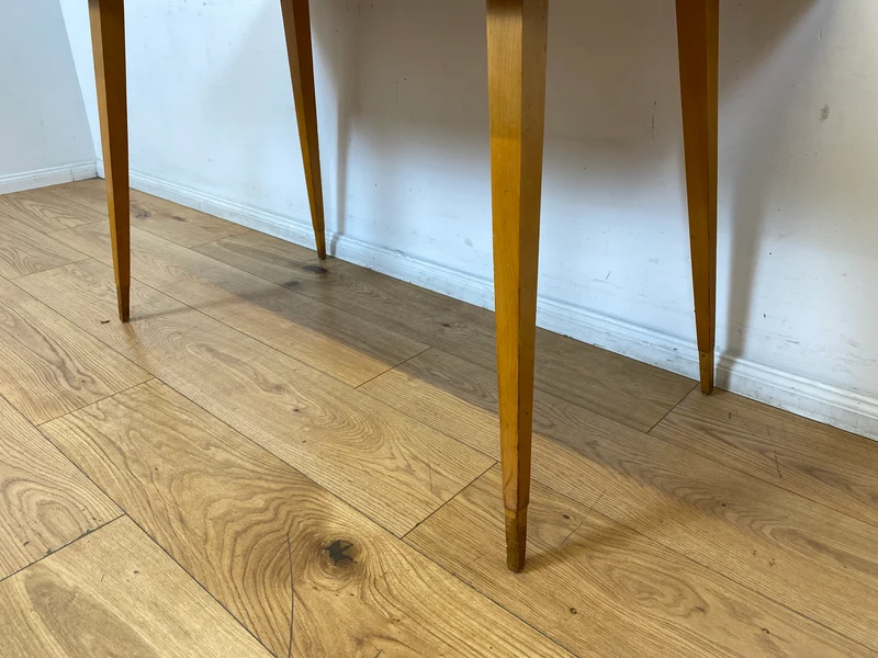 Besonders schöner hoher Mid-Century Couchtisch mit Mosaik Fliesen und konischen Füßen.