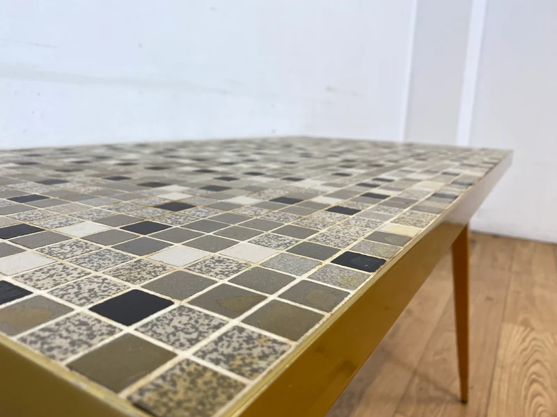 Besonders schöner hoher Mid-Century Couchtisch mit Mosaik Fliesen und konischen Füßen.