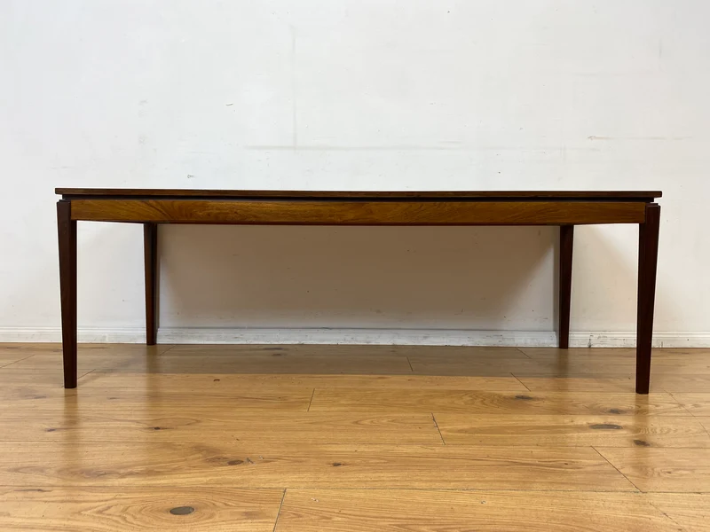 Stilvoller großer skandinavischer Mid-Century Couchtisch mit kunstvollem Fließen und Nussbaum Holzrahmen