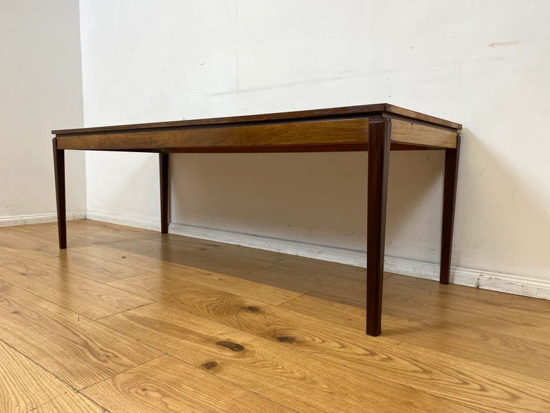 Stilvoller großer skandinavischer Mid-Century Couchtisch mit kunstvollem Fließen und Nussbaum Holzrahmen