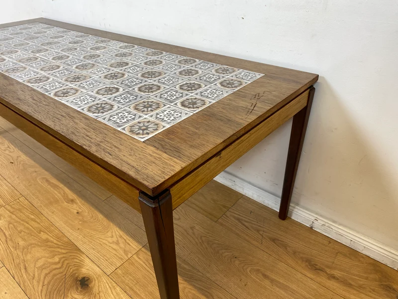 Stilvoller großer skandinavischer Mid-Century Couchtisch mit kunstvollem Fließen und Nussbaum Holzrahmen