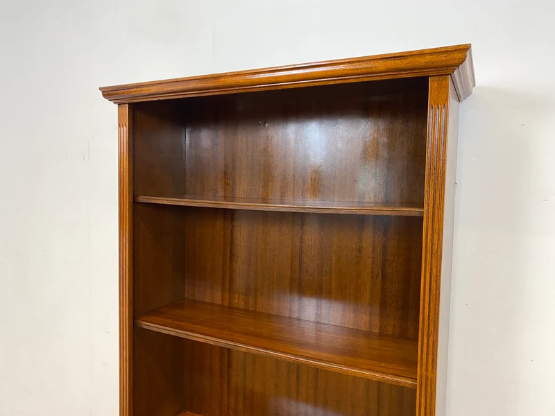 Elegantes und sehr gut erhaltenes Vintage Regal in englischem Stil mit verstellbaren Regalböden I Bücherregal Bücherschrank Holzregal Bookshelf Stilmöbel Regency I