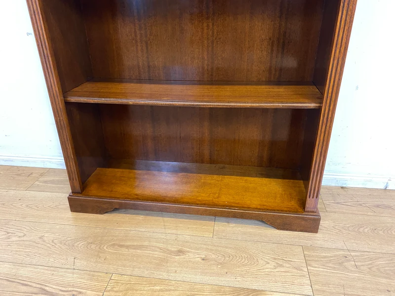 Elegantes und sehr gut erhaltenes Vintage Regal in englischem Stil mit verstellbaren Regalböden I Bücherregal Bücherschrank Holzregal Bookshelf Stilmöbel Regency I