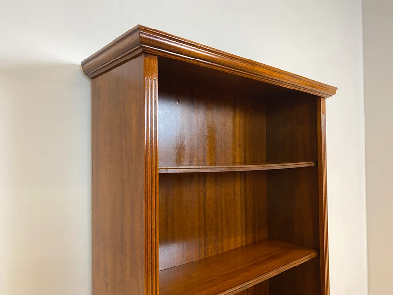 Elegantes und sehr gut erhaltenes Vintage Regal in englischem Stil mit verstellbaren Regalböden I Bücherregal Bücherschrank Holzregal Bookshelf Stilmöbel Regency I