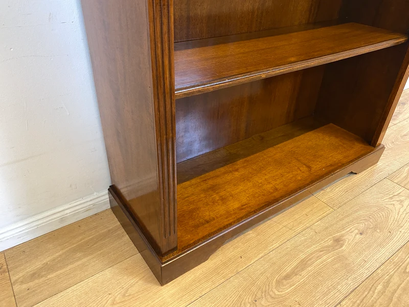 Elegantes und sehr gut erhaltenes Vintage Regal in englischem Stil mit verstellbaren Regalböden I Bücherregal Bücherschrank Holzregal Bookshelf Stilmöbel Regency I