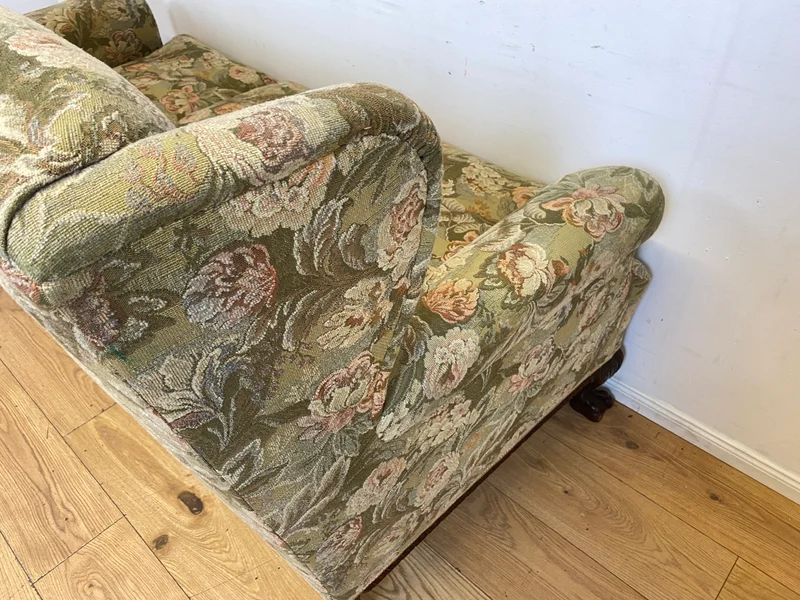 Wunderschönes skandinavisches antikes Sofa mit handverzierten Löwen Tatzen, grandiosem floralem Bezug und Federfüllung I Couch Liege Wohnzimmer Barock Rokoko Vintage I