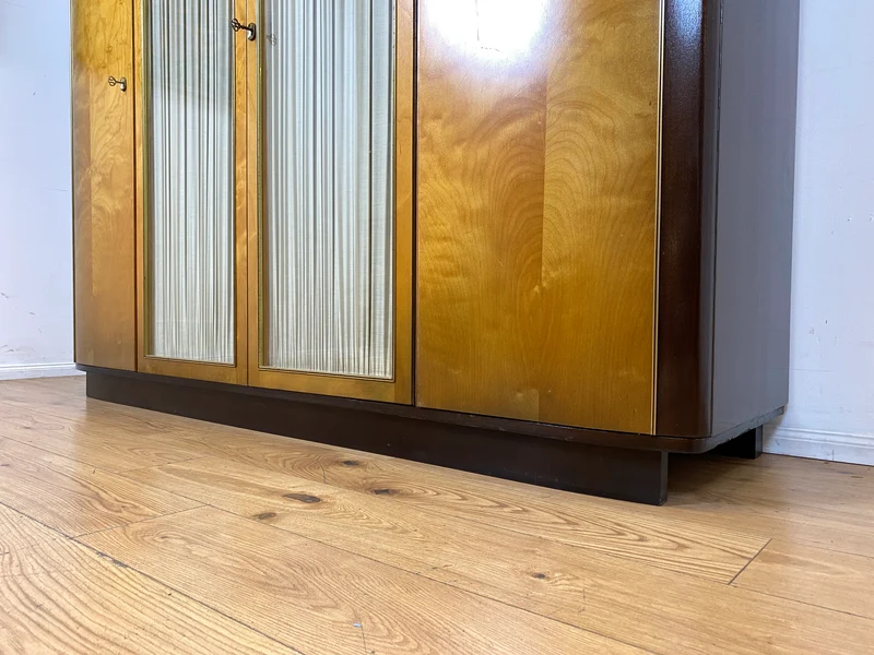 Stilvoller & hochwertiger Mid-Century Kleiderschrank mit Glastüren und Vorhängen I Vollholz I Schrank Schlafzimmerschrank Wäscheschrank Wardrobe Rockabilly Vintage 50er 60er