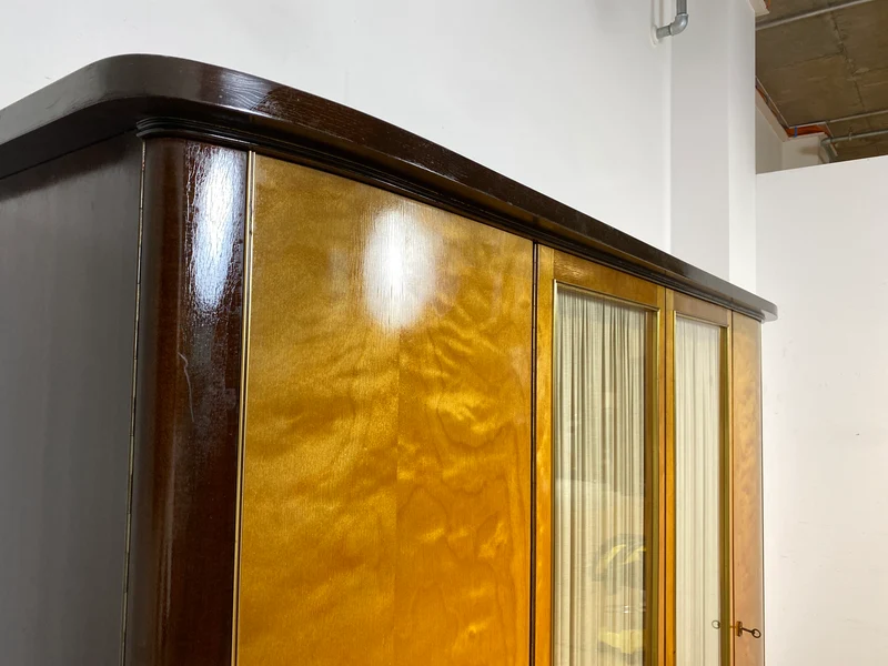 Stilvoller & hochwertiger Mid-Century Kleiderschrank mit Glastüren und Vorhängen I Vollholz I Schrank Schlafzimmerschrank Wäscheschrank Wardrobe Rockabilly Vintage 50er 60er