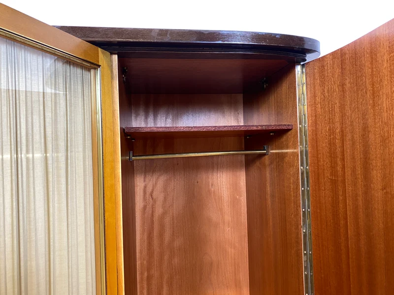 Stilvoller & hochwertiger Mid-Century Kleiderschrank mit Glastüren und Vorhängen I Vollholz I Schrank Schlafzimmerschrank Wäscheschrank Wardrobe Rockabilly Vintage 50er 60er