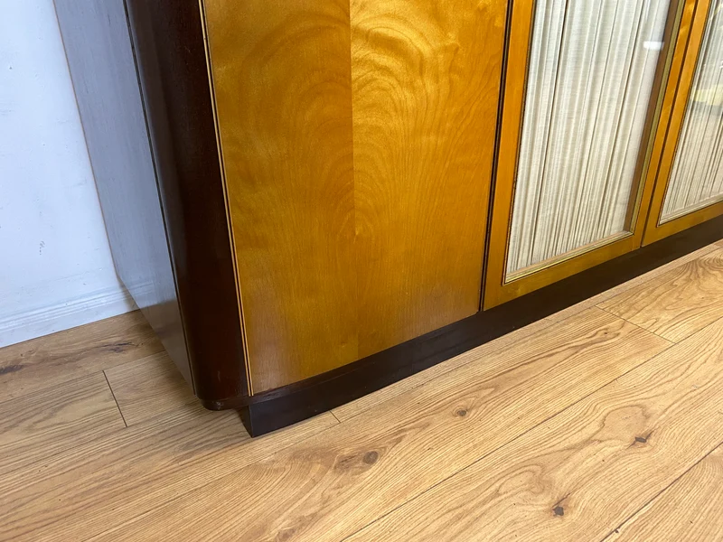 Stilvoller & hochwertiger Mid-Century Kleiderschrank mit Glastüren und Vorhängen I Vollholz I Schrank Schlafzimmerschrank Wäscheschrank Wardrobe Rockabilly Vintage 50er 60er