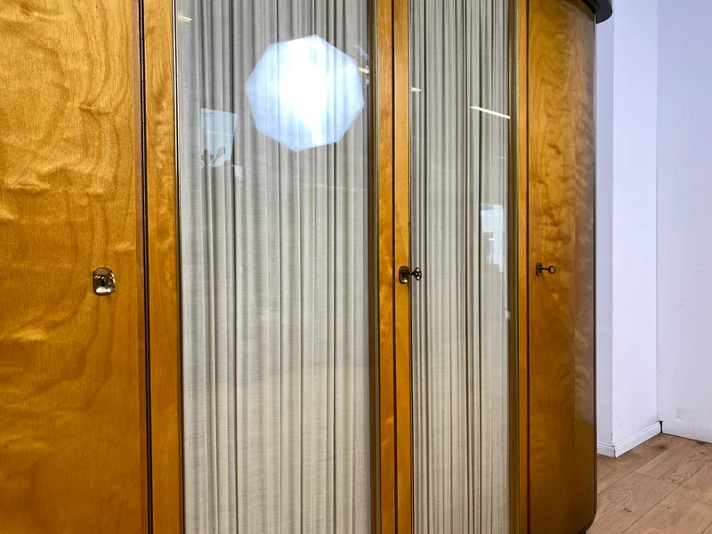 Stilvoller & hochwertiger Mid-Century Kleiderschrank mit Glastüren und Vorhängen I Vollholz I Schrank Schlafzimmerschrank Wäscheschrank Wardrobe Rockabilly Vintage 50er 60er