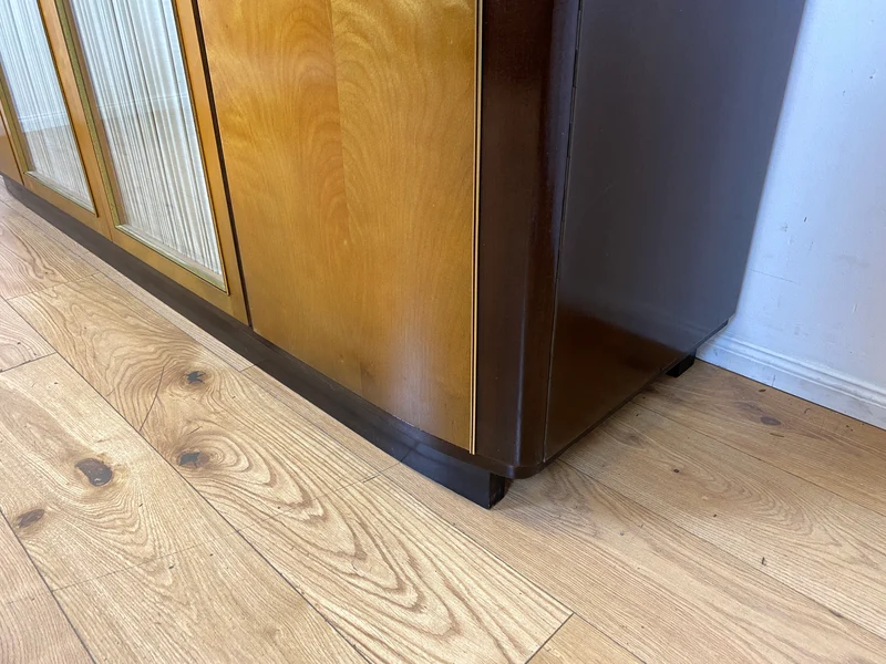Stilvoller & hochwertiger Mid-Century Kleiderschrank mit Glastüren und Vorhängen I Vollholz I Schrank Schlafzimmerschrank Wäscheschrank Wardrobe Rockabilly Vintage 50er 60er