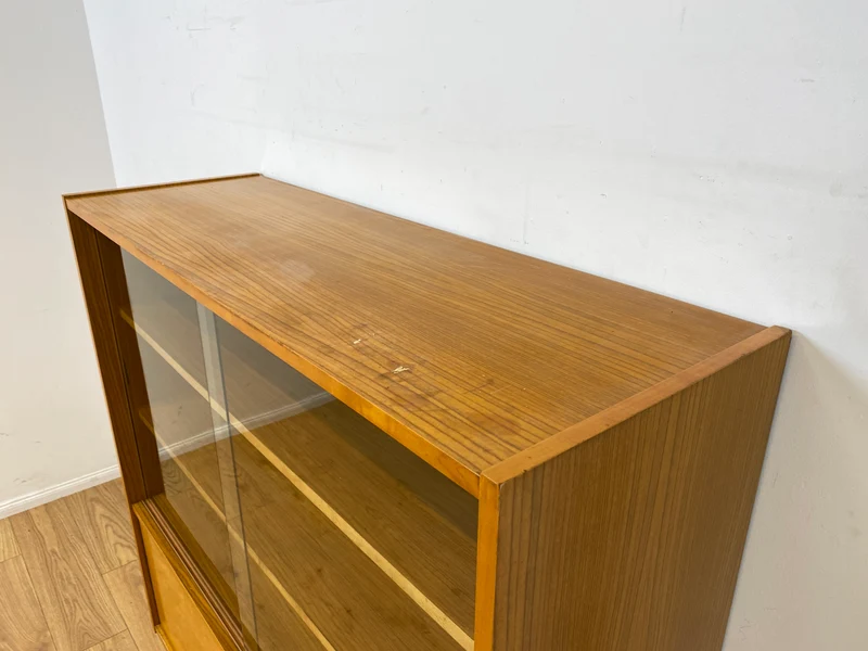 Stilvolle helle Mid-Century Vitrine aus 1964 mit zeittypischen konischen Füßen I Highboard Glasvitrine Bücherschrank Büchervitrine Sideboard Schrank Vintage Retro 60er I